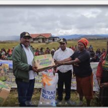 Kapolri Salurkan 264,7 Ton Beras dan 1.500 Sembako Untuk Warga Papua Terdampak Kekeringan