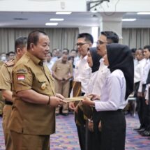 Gubernur Arinal Serahkan Petikan SK Pengangkatan PPPK Jabatan Fungsional Guru, Jabatan Fungsional Teknis di Lingkungan Pemprov Lampung Tahun 2022