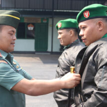 Wujud Perhatian Pimpinan, Dandim 0410/KBL Bagi Bagi Jaket Kepada Prajurit dan PNS