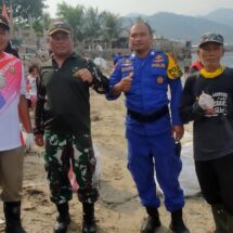 Koramil 410-01/Panjang Terjunkan Personel Ikuti Gotong Royong Clean Up Pantai Kabarti