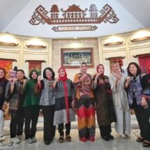 Riana Sari Ajak Rombongan Dharma Wanita Ditjen SDA Kementerian PUPR Belanja di Dekranasda