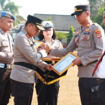 Upacara Hari Kesadaran Nasional, Kapolres Lampung Timur Berikan Penghargaan Personel Berprestasi