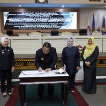 Gubernur Arinal Djunaidi dan Pimpinan DPRD Tandatangani Raperda Perubahan APBD Provinsi Lampung Tahun Anggaran 2023