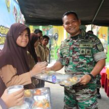 Menekan Angka Stunting, Kodim 0410/KBL Kerahkan Personel Terjunkan Dapur Lapangan di SDN 1 Sumur Putri