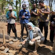 Bentuk Kepedulian Rakyat, Wakil Ketua I DPRD Elly Wahyuni Salurkan Bantuan 15 Unit Bedah Rumah Dari Sekjen DPP Gerindra