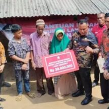 Bupati Nanang Ermanto Salurkan Bedah Rumah Warga Kecamatan Katibung