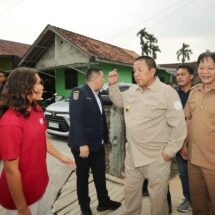 Gubernur Arinal Serahkan Bantuan Sembako dan Kursi Roda Kepada Warga Pesisir Barat