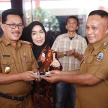 Coffee Morning, Bupati Nanang Ermanto Dapat Kejutan Ulang Tahun Dari Sang Istri dan Staf Jajaran