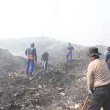 Bantu Padamkan Api, Puluhan Polisi di Bandar Lampung Datangi TPA Bakung