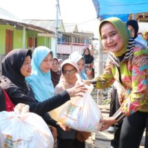 Ketua TP PKK Riana Sari Arinal Serahkan Bantuan Sosial Program SIGER di Kampung Nelayan Kota Karang