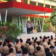 Kunjungi SMAN 5 Bandar Lampung, Kapolsek Sukarame Kompol Warsito Ajak Siswa Hindari Kenakalan Remaja