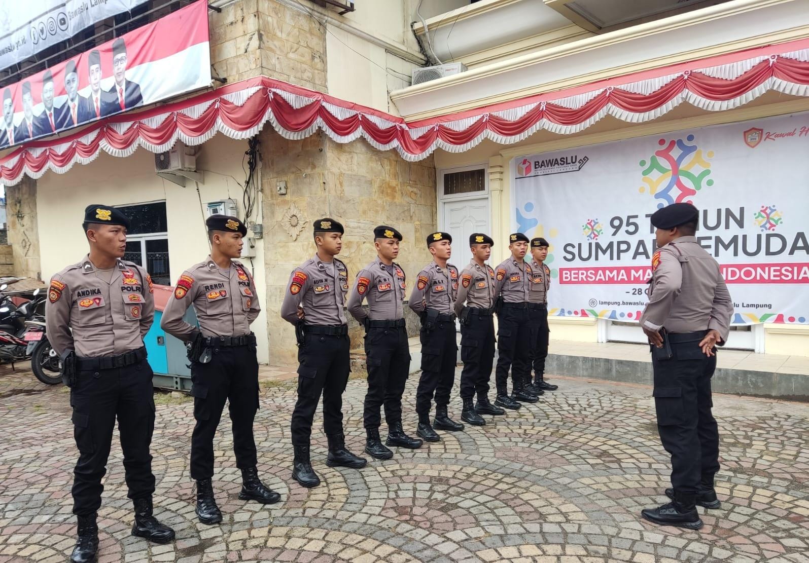 Polda Lampung Berikan Pengamanan Pada Rapat Persiapan Deklarasi Kampanye Partai Pemilu di Bawaslu Provinsi Lampung