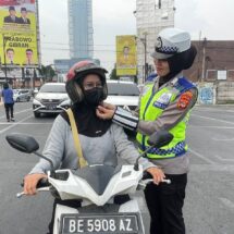 Tingkatkan Budaya Tertib Berlalu Lintas, Polwan Sat Lantas Polresta Bandar Lampung Edukasi Pengendara