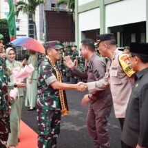 Prajurit dan PNS Korem 043/Gatam Sambut Kunjungan Kerja Pangdam II/Swj Mayjen TNI Yanuar Adil