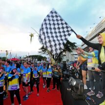 Sekdaprov dan Ketua TP PKK Riana Sari Arinal Lepas Peserta Lampung Half Marathon 2023