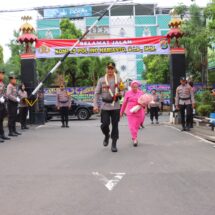 Dua Polisi Cilik Sambut Kedatangan Kapolresta Bandar Lampung Kombes Pol Abdul Waras