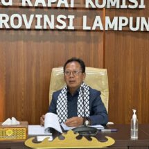 Menggunakan Kain Syal Palestina, Ketua DPRD Lampung Mingrum Gumay Kawal Nasib Guru PPPK