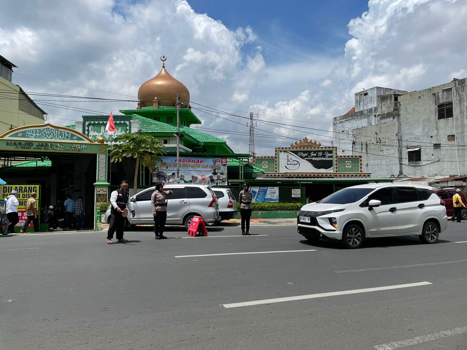 Polwan Polresta Bandar Lampung Terjun Langsung Amankan Salat Jumat