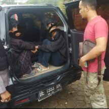Personel Batalyon A Pelopor Satbrimob Polda Lampung Evakuasi Pelaku Penjambretan