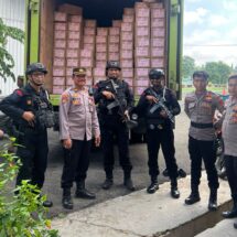 Polresta Bandar Lampung Amankan Kedatangan Logistik Surat Suara dan Alat Bantu Coblos Bagi Tuna Netra