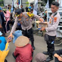 Dikawal Secara Humanis, Unjuk Rasa Ratusan Massa Aksi Dari YLBHI LBH Berlangsung Damai Dan Tertib