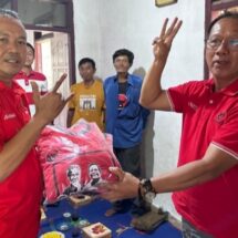 Gaspol, Mingrum Gumay Bagikan Kaos Ganjar Mulai Dari PAC Hingga Ranting di Lampung Tengah