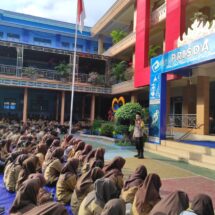 Sambangi SMA Perintis 2, Bhabinkamtibmas Durian Payung Ajak Siswa Bijak Bermedia Sosial