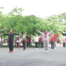 Ketua TP PKK Hj. Winarni Ikuti Senam Bersama ASN Pemkab Lamsel