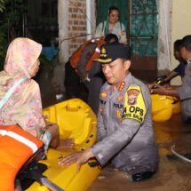 Banjir di Bandar Lampung, Polresta Bandar Lampung Bergerak Cepat Bantu Evakuasi Warga di Sejumlah Lokasi