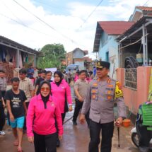 Polda Lampung dan Jajaran Berjibaku Bantu Korban Banjir