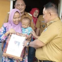 Bantu dan Beri Semangat, Bupati Lamsel Nanang Ermanto Kunjungi Bayi Penderita Jantung Bocor