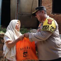 Peduli Sesama, Polresta Bandar Lampung Bagikan Ratusan Paket Sembako Bagi Warga Terdampak Banjir