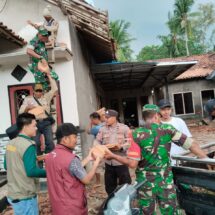 Polres Lampung Timur Bantu Masyarakat Korban Bencana Puting Beliung