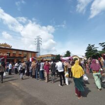 Antusias Warga Rela Antre di Pasar Murah Polda Lampung