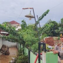Respon Cepat, Kapolresta Bandar Lampung Turun Langsung Tinjau dan Bagikan Makanan di Lokasi Banjir