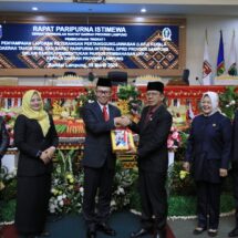 Sekdaprov Fahrizal Serahkan LKPJ Kepala Daerah Tahun 2023 Kepada Ketua DPRD Lampung Mingrum Gumay