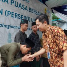 Berbagi Kebahagiaan Ramadan, YBM PLN Salurkan Ratusan Paket Sembako dan Santunan Kepada Mustahik di Lampung