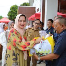 Riana Sari Arinal Bersama DWP Disparekraf dan Dinas ESDM Gelar Gerakan “Beli dan Bagi” di Halaman Dekranasda Lampung