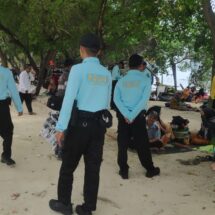 Beri Rasa Aman dan Nyaman Libur Lebaran, Personel Ditpamobvit Polda Lampung Lakukan Patroli di Pantai