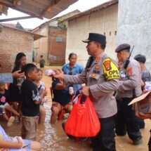 Kapolresta Bandar Lampung Turun Langsung Berikan Bantuan Warga Terdampak Banjir di Kecamatan Teluk Betung Timur
