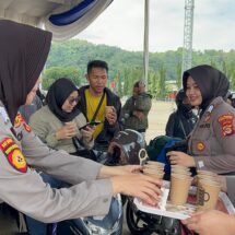 Polisi di Bandar Lampung Bagikan Air Mineral dan Kopi ke Pemudik di Pelabuhan Panjang