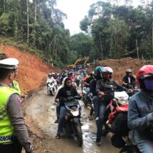 Polisi Berjibaku Mengatur Lalu Lintas Lokasi Longsor Km 17 di Lampung Barat