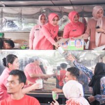 Bhayangkari Daerah Lampung Bagikan Makanan Gratis ke Pemudik di Bakauheni