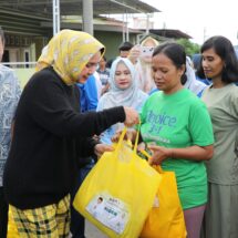 Riana Sari Arinal Berikan Bantuan Sembako Program Siger Kepada Warga Terdampak Banjir di Kampung Tanjung Jati Teluk Betung Barat