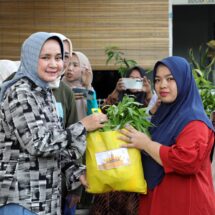 Kerjasama Dharma Wanita Persatuan di Sejumlah OPD Pemprov Lampung, Riana Sari Arinal Beri Bantuan Program Siger