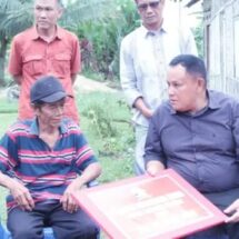 Dua Warga Kecamatan Jati Agung Terima Bantuan Bedah Rumah dari Pemkab Lampung Selatan