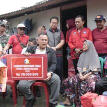 Bupati Nanang Ermanto Kembali Berikan Bantuan Bedah Rumah Roboh di Kecamatan Ketapang