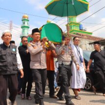 Antarkan ke Peristirahatan Terakhir, Kapolresta Bandar Lampung Ikut Usung Keranda Jenazah Tokoh Kharismatik NU Lampung K.H. M. Arief Mahya