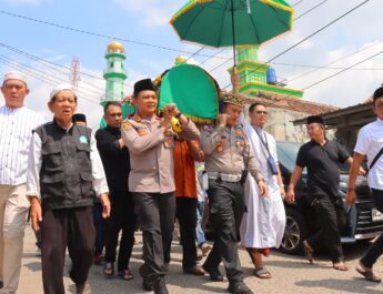 Antarkan ke Peristirahatan Terakhir, Kapolresta Bandar Lampung Ikut Usung Keranda Jenazah Tokoh Kharismatik NU Lampung K.H. M. Arief Mahya