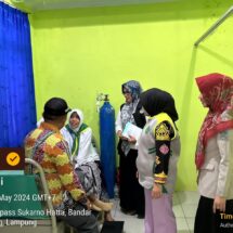 Dampingi Jemaah Haji Lansia, Ketua AKHI Lampung dr Zam Zanariah,Sp.S.M.Kes, Berikan Motivasi dan Semangat Anggota